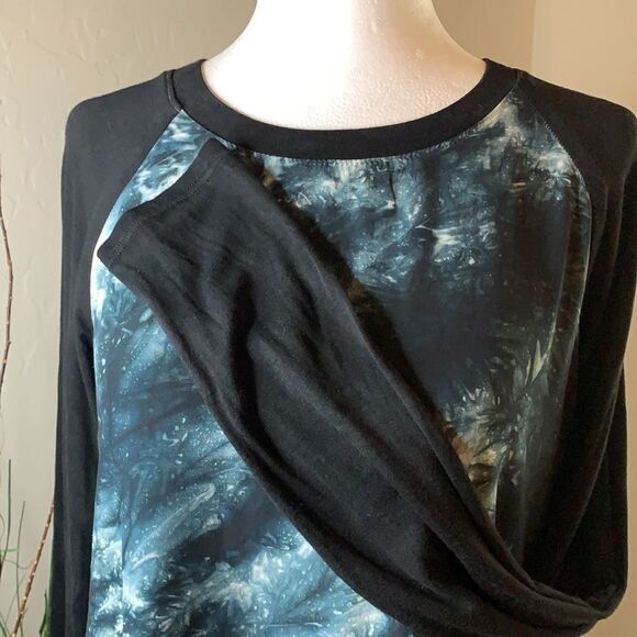 𝅺red Haute Blue and black paint splatter blouse long sleeves with split hemline - Picture 4 of 11